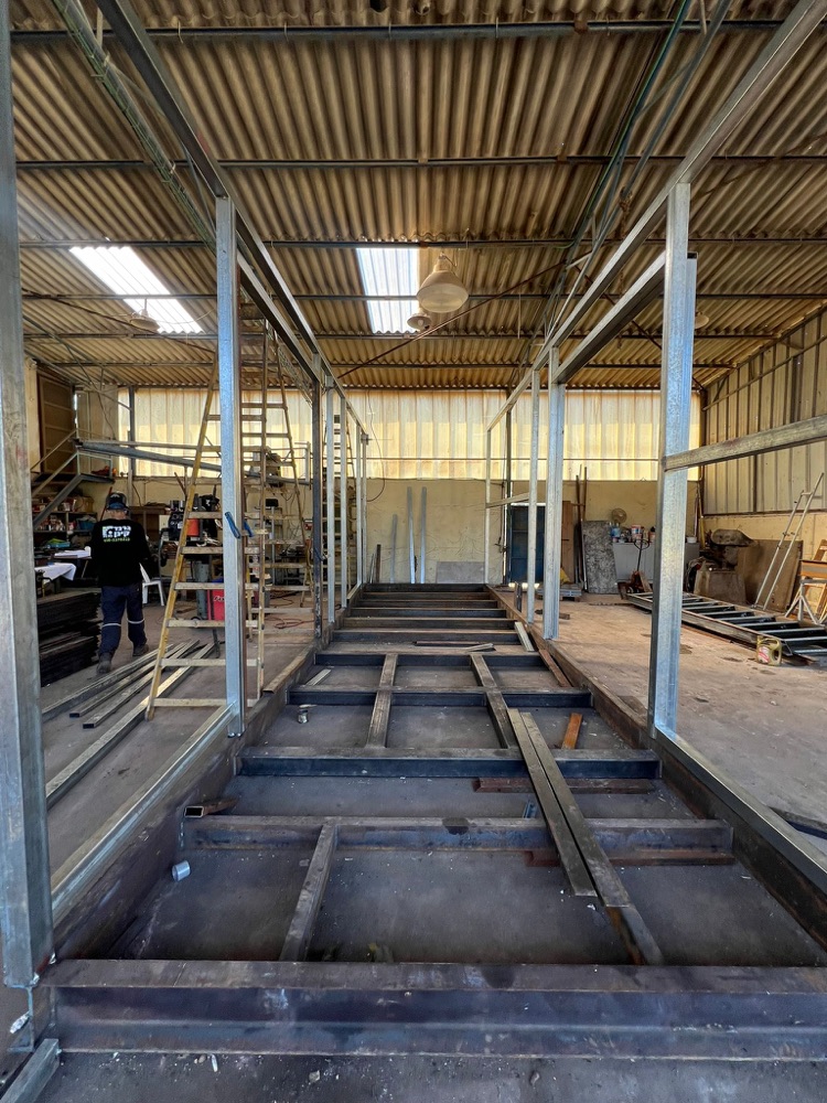 המסגרייה של כחלון ד.ו פרויקטים בעבודה