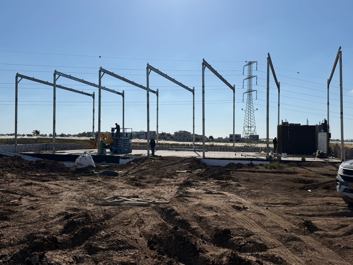 קונסטרוקציות ברזל בשטח חקלאי