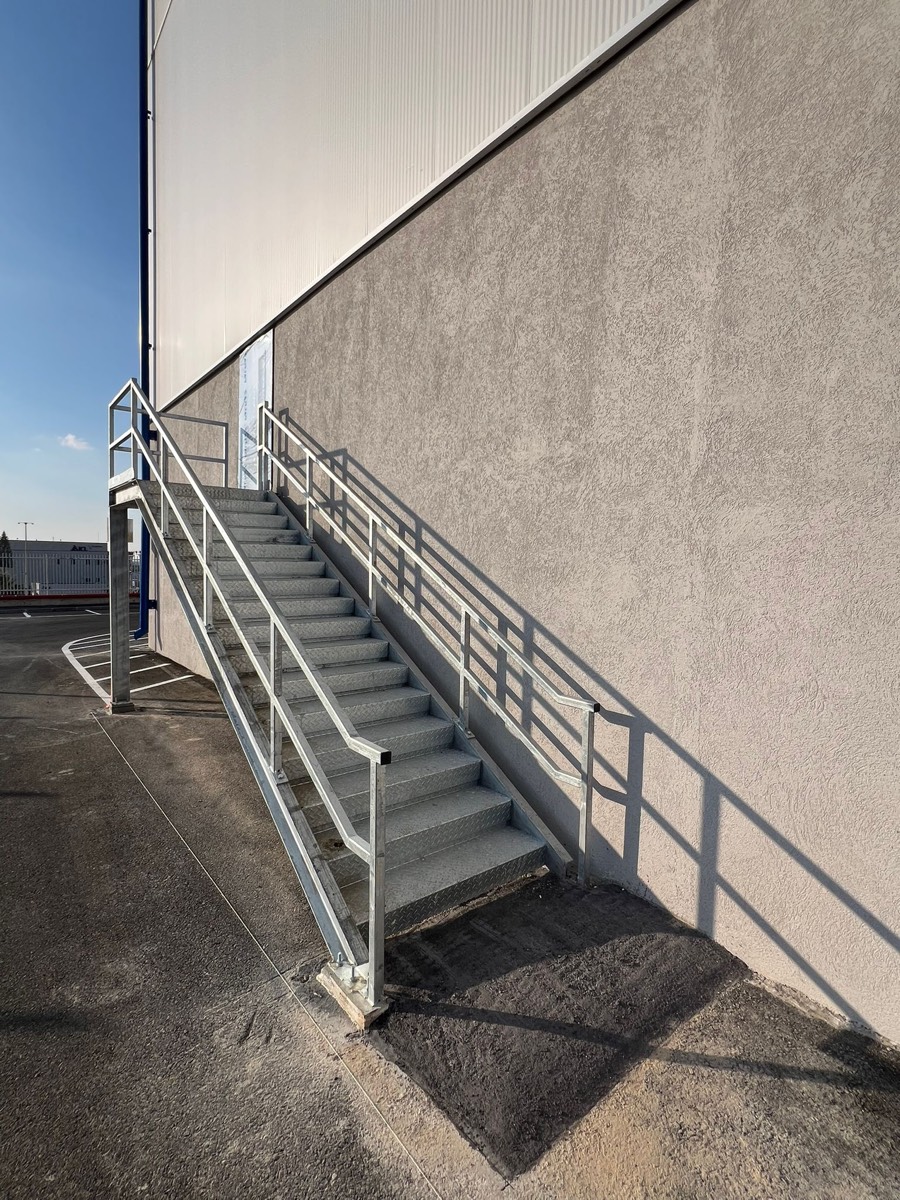 מדרגות ברזל חיצוניות עם מעקה