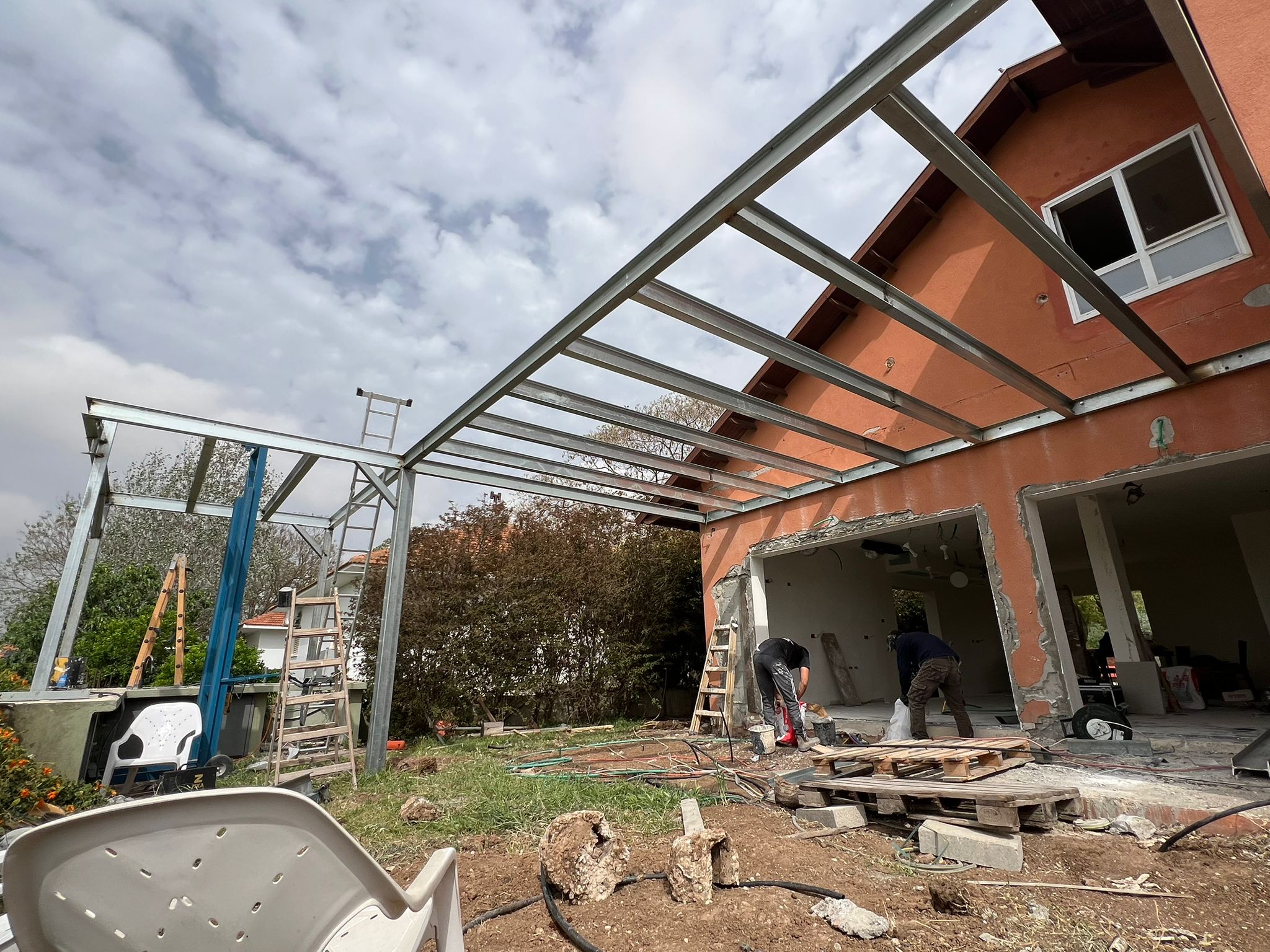 פרגולה עם גג מתכתי מלא