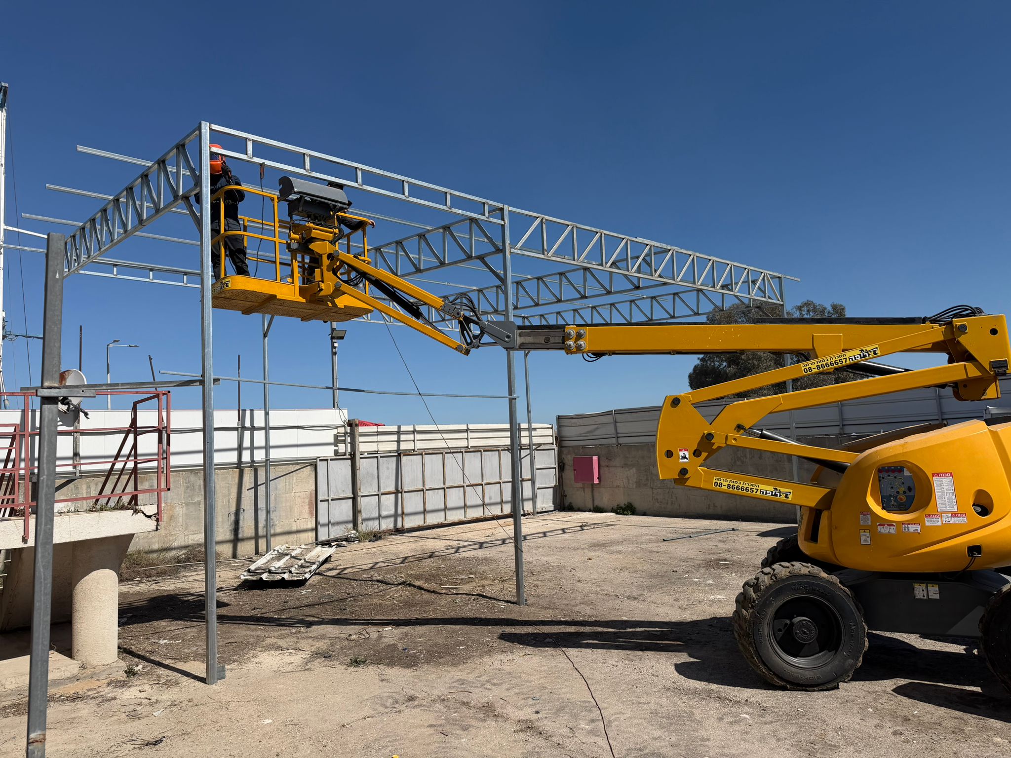 גלריה מברזל לאזור תעשייה