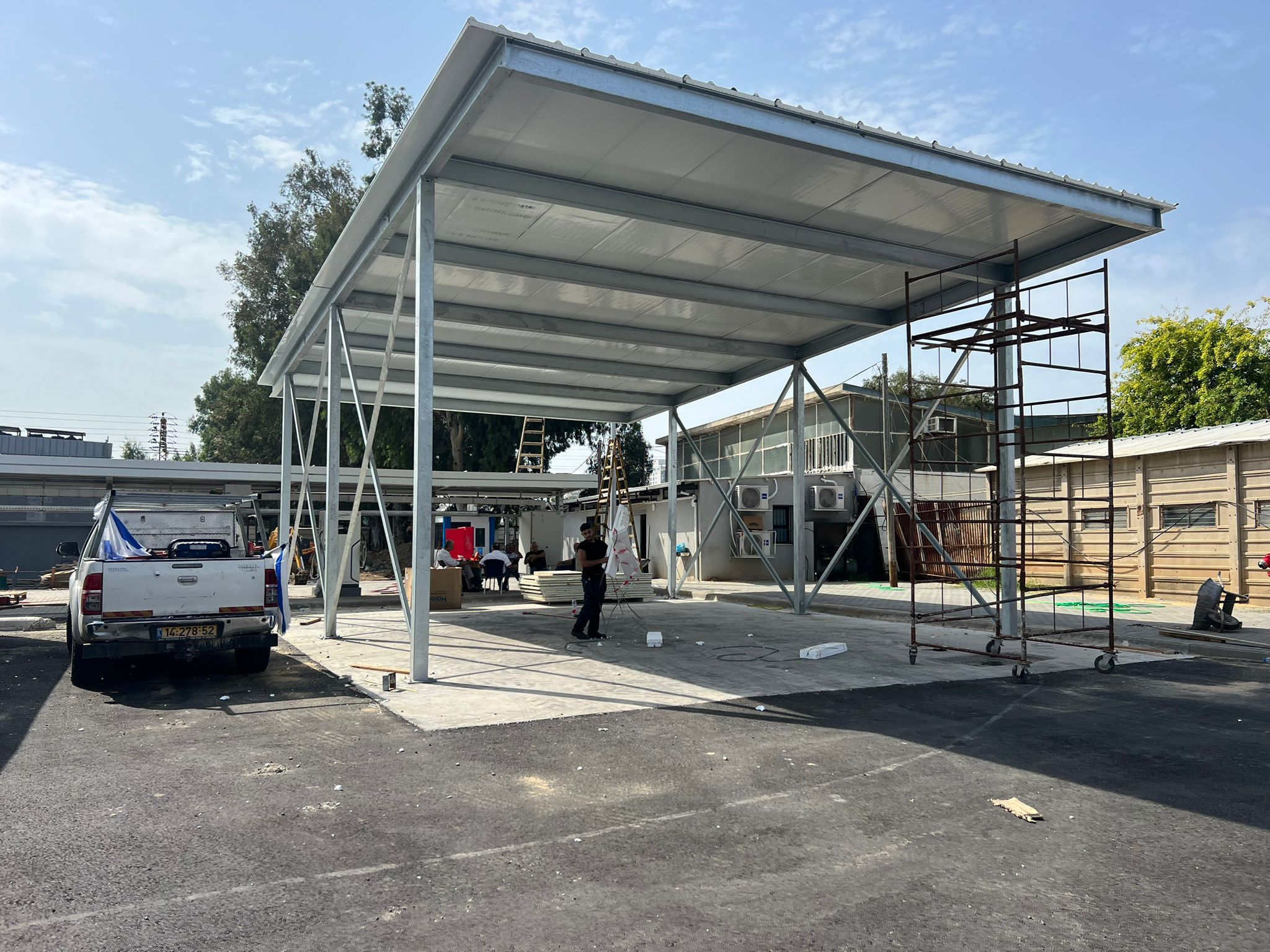 גלריה מברזל בתהליך הרכבה בשטח