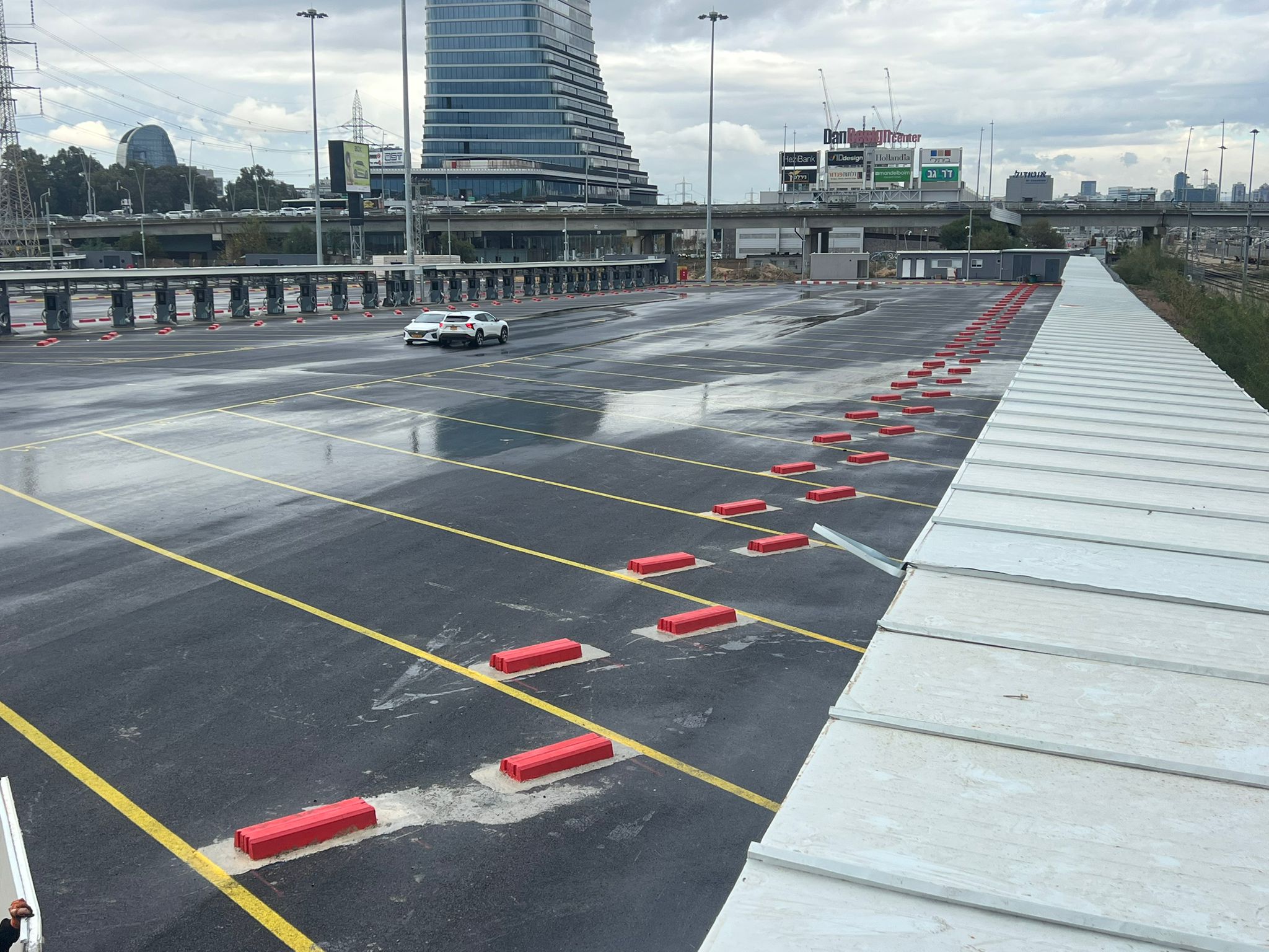 פרגולה מברזל עם פאנלי הצללה